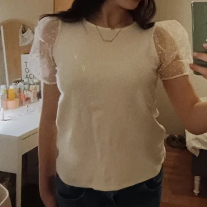Tröja - Super fin topp med puffiga ärmar från Lindex💓
