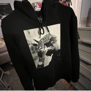 2pac hoodie  - En hoodie i storlek M men skulle nog passa på någon som har s också! Älskade denna hoodie men har så pass många så måste sälja. 