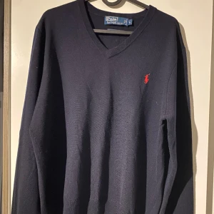 Ralph Lauren  - Väldigt fin Ralph Lauren tröja, både bra för sommaren och vintern. Tröjan är i väldigt fint skick och tröjan är i storlek L men det passar M med. Pris går att diskuteras vid snabb affär. Hör av er om ni har en fråga.