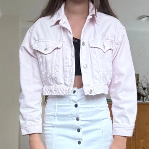 Croppad ljusrosa jeansjacka - Croppad ljusrosa jeansjacka, använd 2 ggr