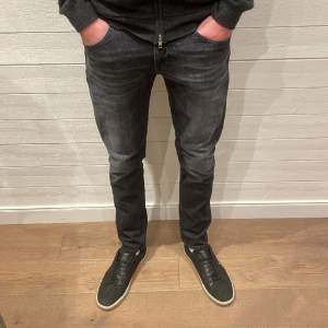 Säljer dessa riktigt snygga dondup jeans i modellen George skinny fit då dom inte kommer till användning. Skick 9,5/10. Använda Max 5 gånger. Köpta på nk för 3600kr. Skriv vid minsta intresse.