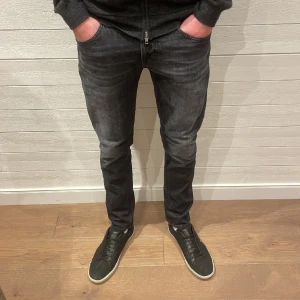Dondup jeans  - Säljer dessa riktigt snygga dondup jeans i modellen George skinny fit då dom inte kommer till användning. Skick 9,5/10. Använda Max 5 gånger. Köpta på nk för 3600kr. Skriv vid minsta intresse.