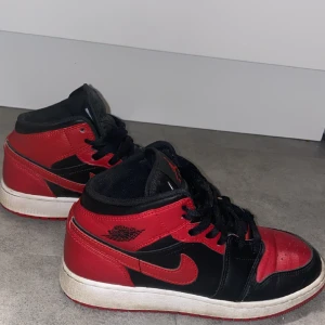 Jordan 1 ”banned” - Säljer då de inte används längre, lite hemmafixat på insidan vid hälarna då de är lite slitna men ingen som märks. Köpta på restocks för något kring 2k.