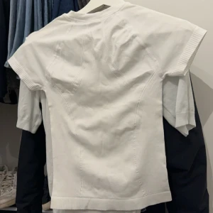 Vit tränings tröja  - En vit enkel tränings tröja som aldrig är använd. 