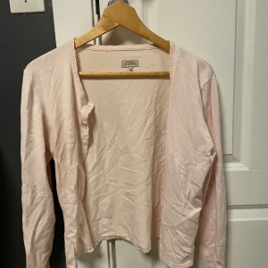 Kofta - Säljer min kofta som jag är knappt använd. Säljer för 150+frakt💗