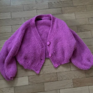 Rosa kofta - Rosa croppad varm kofta med knappar. En tråd har gått upp lite nära andra knappen (syns på bilderna)