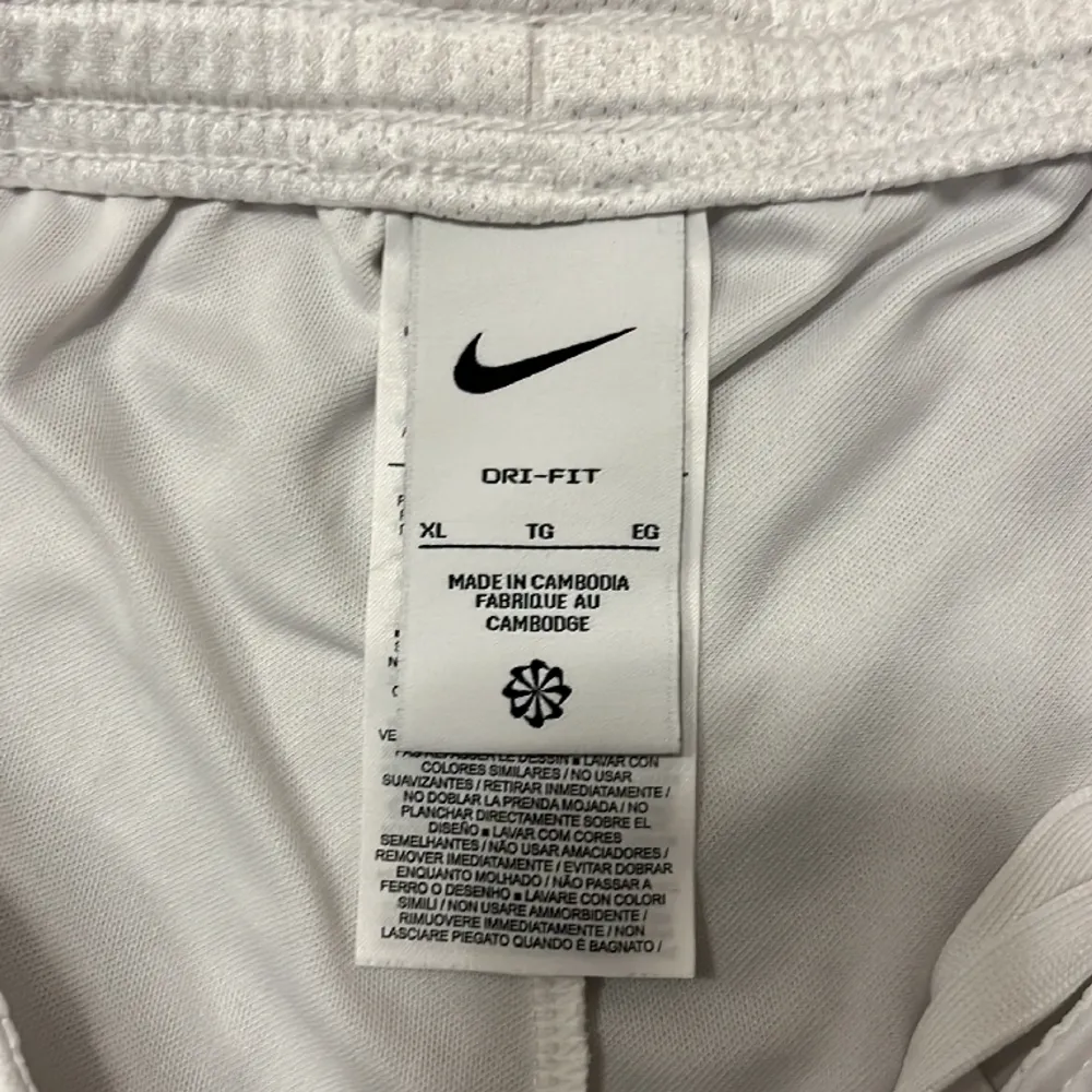 Helt oanvända Nike shorts storlek xl nypris 199 mitt pris 50 kr. Shorts.