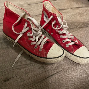 Röda converse  - Jag säljer mina röda converse som jag köpte second hand, men jag har inte använt dom mycket och tycker det är i bra skick. Det är i storlek 40 och jag säljer det för 150 kr + frakt💗 Skriv om du vill ha mer info eller bilder🌸
