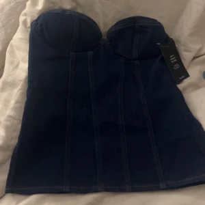 Jeans topp - Snygg jeans topp från nakd, aldeig använd❤️ nypris 599kr