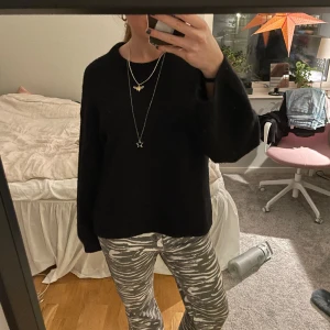 Coola jeans  - Superfina zebra jeans från guess. Dem har bara använts 1 gång så i superskick. Jag är 170 och dem är ganska långa på mig. Köptes för 900kr.  