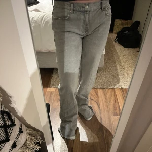 Gråa straight jeans - Säljer dessa gråa lågmidjade straight leg jeans från Gina tricot eftersom de inte passar mig längre. De är använda ett fåtal gånger men är i bra skick bortsett från att de är lite uppskavda nere på ena byxbenet, se bild.❣️