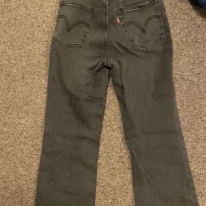 Levis Jeans - Högmidjade Bootcut Levis jeans oanvända prislappen dock borta, nyskick. Nypris: 1099. Först till kvarn💕