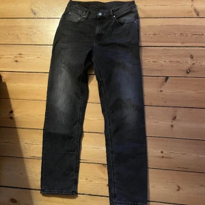 Nudie jeans - Säljer dessa stört snygga jeans då de inte kommer till användning. Inga defekter på jeansen och de är väldigt fräscha! Storlek 30/32. Ny pris ca 1700, mitt pris 600. Kom pm för minsta lilla fundering 🫶