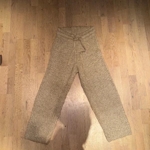 Stickade byxor - Stickade utsvängda byxor! Använda enstaka gånger!