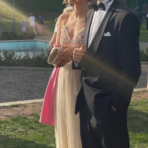 Balklänning - INTRESSEKOLL på min balklänning från Neelde&Thread. Ett litet spänne i ryggen har lossnat, men inget som syns väl på annars i så så bra skick💕☀️Öppen rygg med snörning Köpt för 2900kr. Hör av dig privat om fler bilder önskas eller frågor😇 Är 180cm