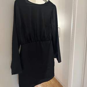 En superfin & trendig svart satin klänning i strl S, den har slitsar vid ärmarna, samt en öppen rygg. Använd men finns inga tecken på användning. 🖤 Från Gina Tricot!