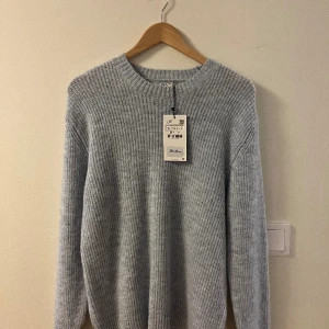 Stickad ulltröja - Tja! Säljer nu denna sjukt snygga stickade tröja i bommul från Zara i storlek S. Passar perfekt nu inför vintern då den e väldigt varm. Den är helt oanvänd och prislappen är kvar, skick 10/10.   Vid fler frågor/bilder är det bara att skriva!