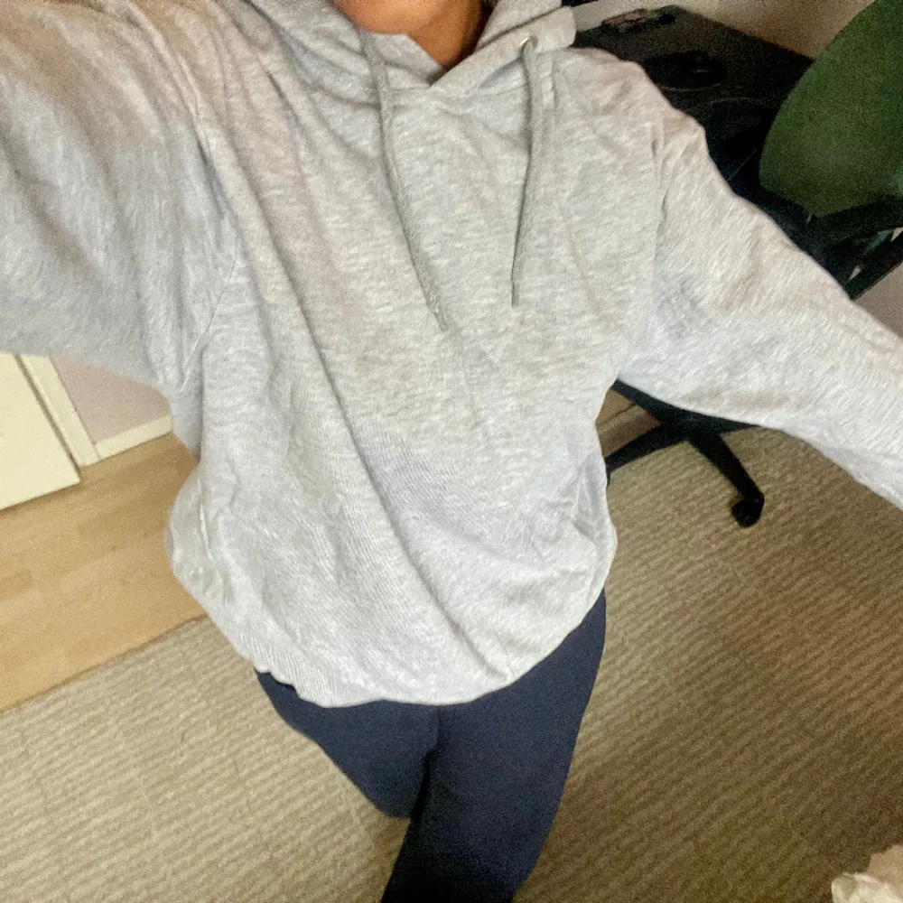 söt grå hoodie som är sjukt skön och oversized <3. Hoodies.