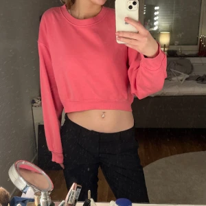 Croppad rosa sweatshirt  - En rosa sweatshirt från märket zara Oanvänd! Var inte rädd att skriva ifall du har minsta lilla fråga😊