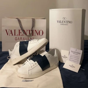 Valentino Open - Säljer nu dessa asfeta Valentino Open skor i ett perfekt skick, endast använda en gång! Storleken är 42 och sitter bra som det. Säljer dem för att de inte riktigt passade mig. Säljer de nu för ett schysst pris på 1999kr! 