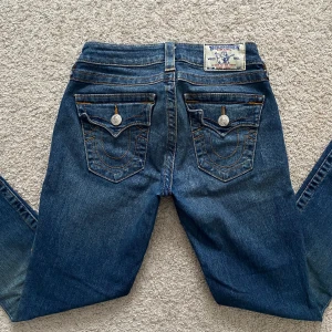 True religion jeans - Ett par jättesnygga true religion jeans i storlek 25. De är i väldigt gott skick och omsydda till bootcut. Midjemåttet är 68 cm och innerbenslängden är ca 72 cm. Skriv för fler frågor! 