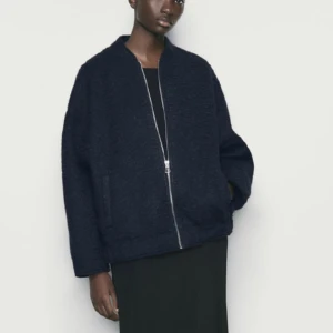 Jacka Zara - Så så så snygg jacka från zara som funkar nu på våren men även på hösten då den är lite varmare💗 den är slut k nästan alla storlekar och kostar 559kr igentligen! Bara provad på men annars aldrig andvänd ute, lappen är kvar!!!