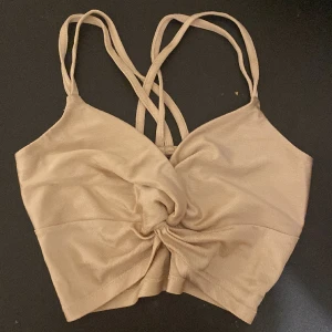 Topp - Fin topp från Bikbok, säljer då den inte används. Hör av dig vid frågor eller intresse💗