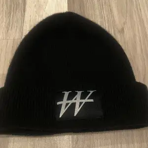 Säljer en Carin Wester mössa, ”jaquard logo beanie”. Kontakta gärna om du har fler frågor! 💌