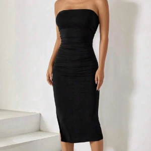 Svart tubklänning  - Svart tubklänning med slit åt sidan. Endast använt fåtal gånger. Mycket bra skick. Storlek XS🌸