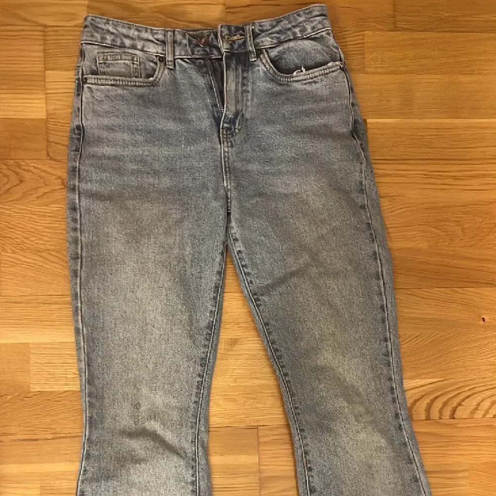 Vero Moda jeans storlek 32 med slits! Otroligt snygga men dom är lite för stora och använder ej.💕💕 Aldrig använda!. Jeans & Byxor.