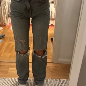 Gina tricot jeans storlek 32.  - Använda 1 gång, säljs pga använder ej. Bra skick, sälja ej längre. Högmidjade!  Har fler bilder💕 
