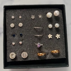 Örhängen och ringar🤍 - Säljer örhängen och ringar som inte används! De flesta i äkta sterlingsilver/guldplätering (inringade på bild 2). Köp hela asken för 250 (värde ca 1000) eller skriv vilka du vill köpa så bestämmer vi ett rimligt pris🤍