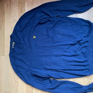 Lyle scott stickad tröja - Skit fräsch och fin Lyle scott tröja stickad går aldrig ur stil och håller dig varm coh bekväm men ändå tvär stilig 