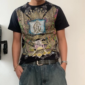 Christian Audiger/Ed Hardy Tshirt - Tröja utan några defekter, säljer för den inte används. Tröjan har storlek XL men den sitter tajt för att vara XL, jag på bild har storlek M. 
