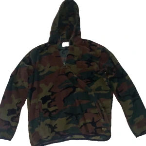 Militär hoodie - En militär hoodie i jätte bra skick. God som ny. Säljer då den ej blir använd längre. Priset är fast