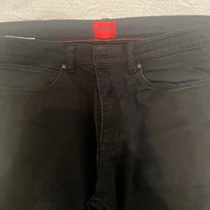Jens - Fina svarta jeans från Boss