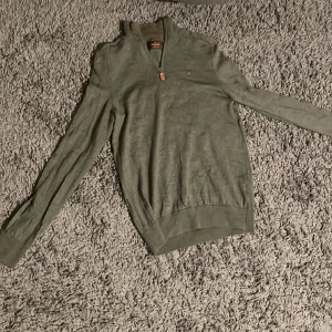 Zip hoodie morris - Säljer min Morris zip tröja derför att den är för liten storlek är s funkar även för xs jag har aldrig använten så den är i nyskick.