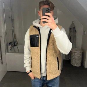 Väst - En riktigt snygg och mysig väst ifrån lager 157. Storlek M men sitter även bra för mig som vanligtvis har L. Hör av er ifall ni är intresserade eller fler bilder😁