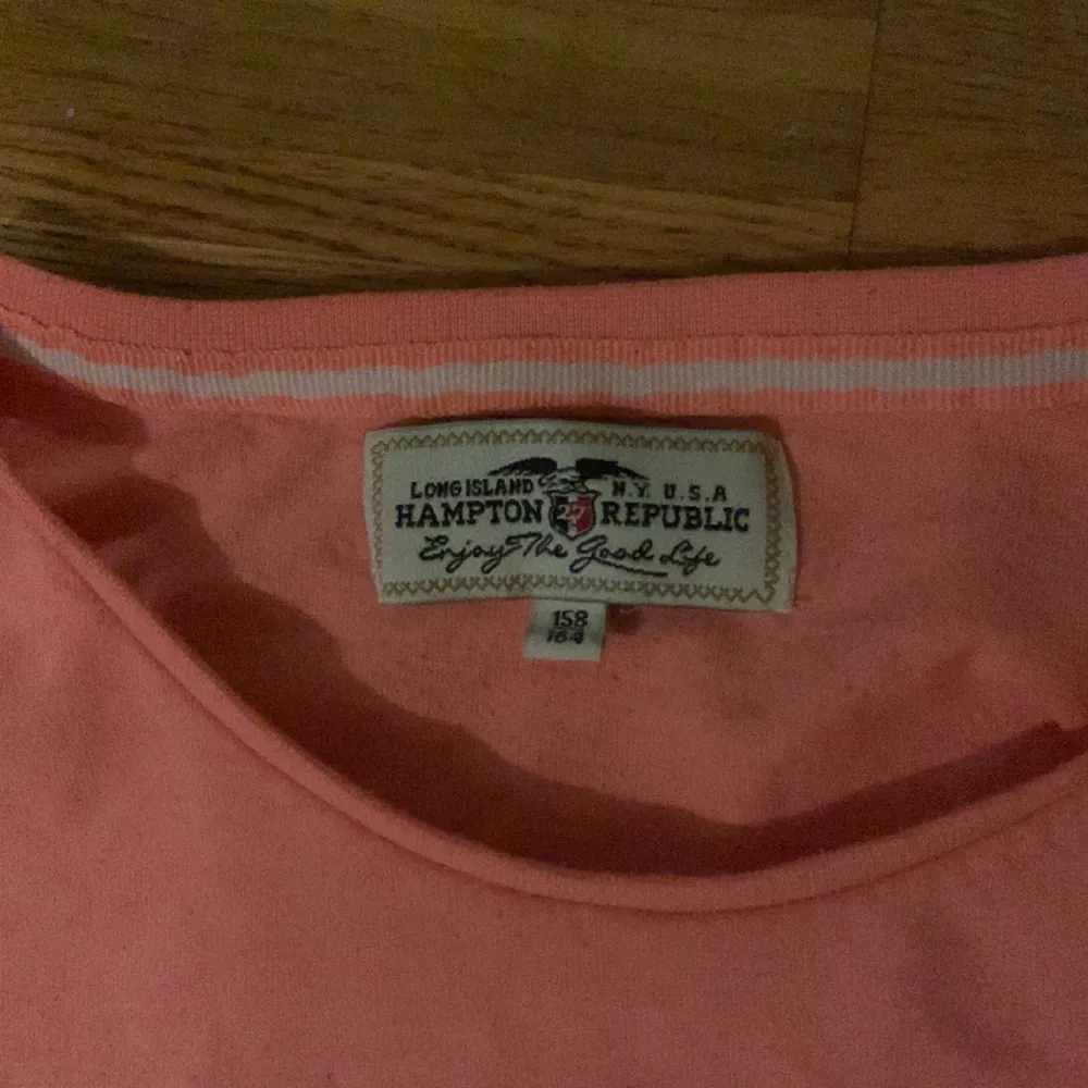 Jätte fin rosa/orange t-shirt med vitt tryck. Bra skick har använts några gånger men används inte längre!. T-shirts.
