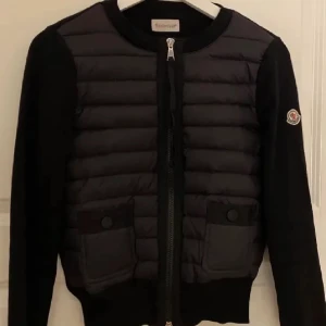Mocler jacka intreskoll - En Moncler jacka i jätte bra skick! Kollar villka bud ja kan få ❤️‍🔥