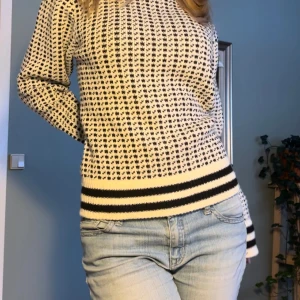 Stickad tröja - Cool stickad tröja från märket vailent. Den är i herrstorlek XS men passar mig som vanligtvis har S/M. Endast använd en gång. Säljer då den tyvärr inte kommer till användning