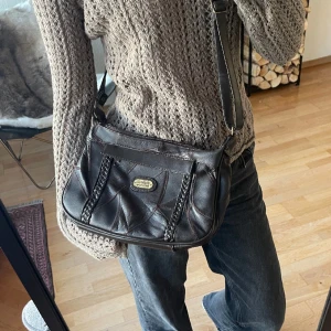 Handväska brun - Köpt secondhand men aldrig kommit till användning då jag har för många likadana väskor💗