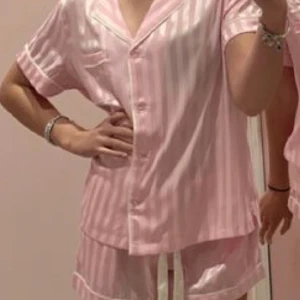 Pyjamas set - Jättefin gullig pyjamas i nyskick! Den är superskön men kommer inte till användning längre hör av er om frågor!🩷💕💗