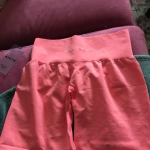 Nvgtn shorts  - Säljer dessa rosa nvgtn shortsen för att storleken är för liten för mig! Väldigt fin färg som får benen att se väldigt bruna ut 🥰I nyskick! 