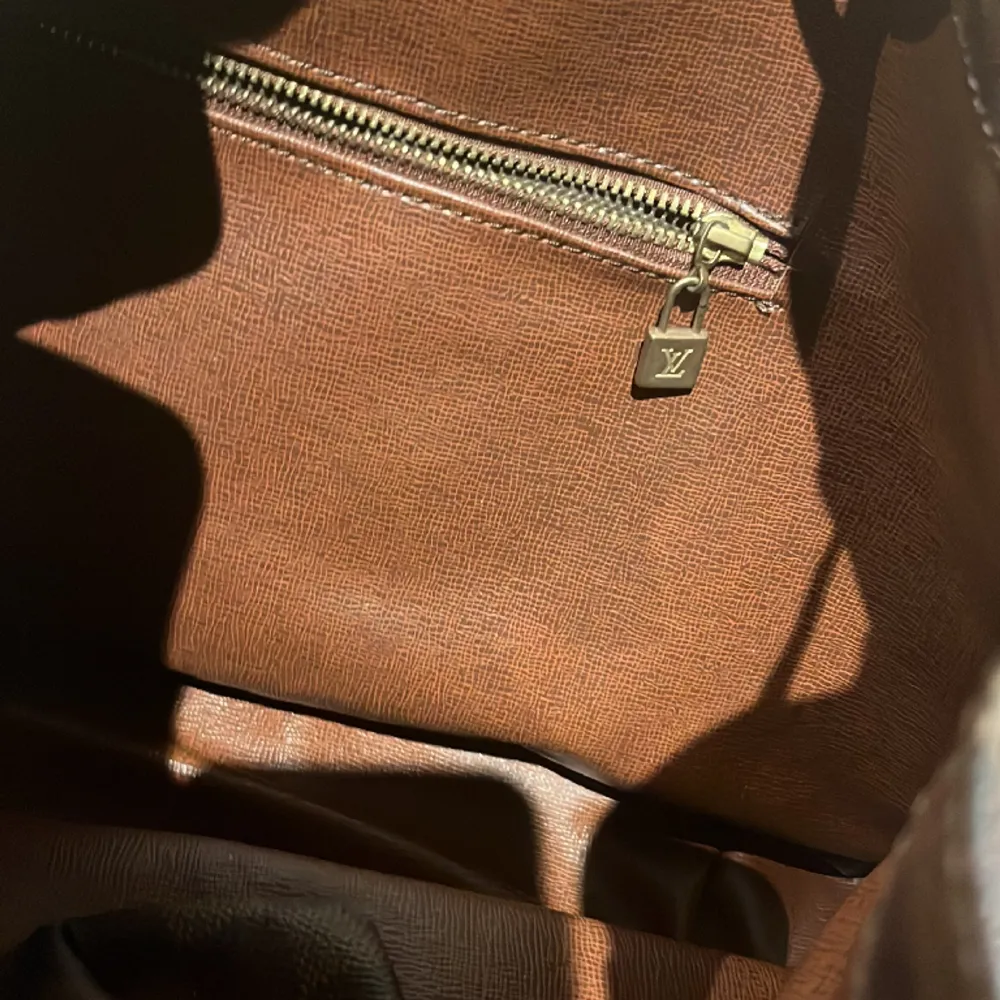Jättefin väska men är inte säker på äktheten. Det verkar vara äkta läder och bra kvalitet på den❤️. Väskor.
