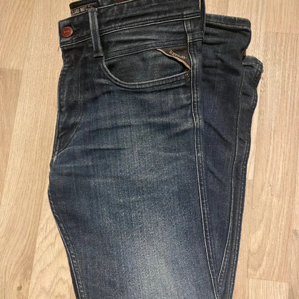Säljer mina jeans ljust för att dom är för små. Dom är modell anbass och inte så jätte skinny. Kan tänka mig att gå ner i pris vid snabb affär👍🏻skick 9/10 Skriv gärna om du har frågor 🙌🏻. Jeans & Byxor.