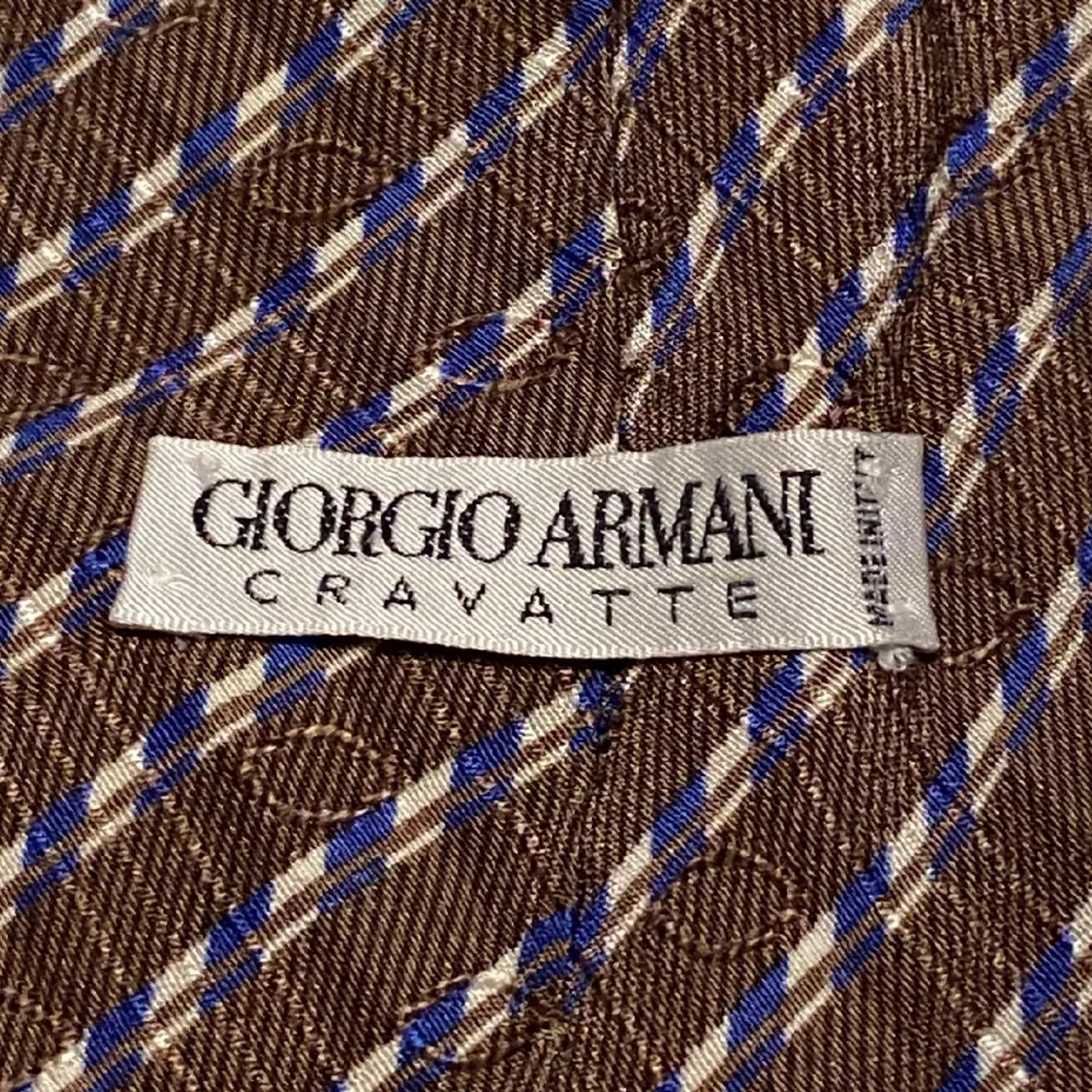 Säljer en slips från Armani. Fint skick och inga skador.  Fraktas inom 48h. Övrigt.