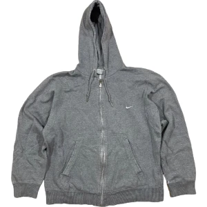 Nike Zip-Up Hoodie - Grå zipup huvtröja från Nike, bra skick! Storlek L, ställ gärna frågor!😊