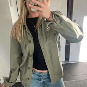 Grön jeansjacka  - En jätte fin jeansjacka som är perfekt till sommaren. Första bilden är lånad av personen jag köpte den av. Säljer den då storleken inte passar.  