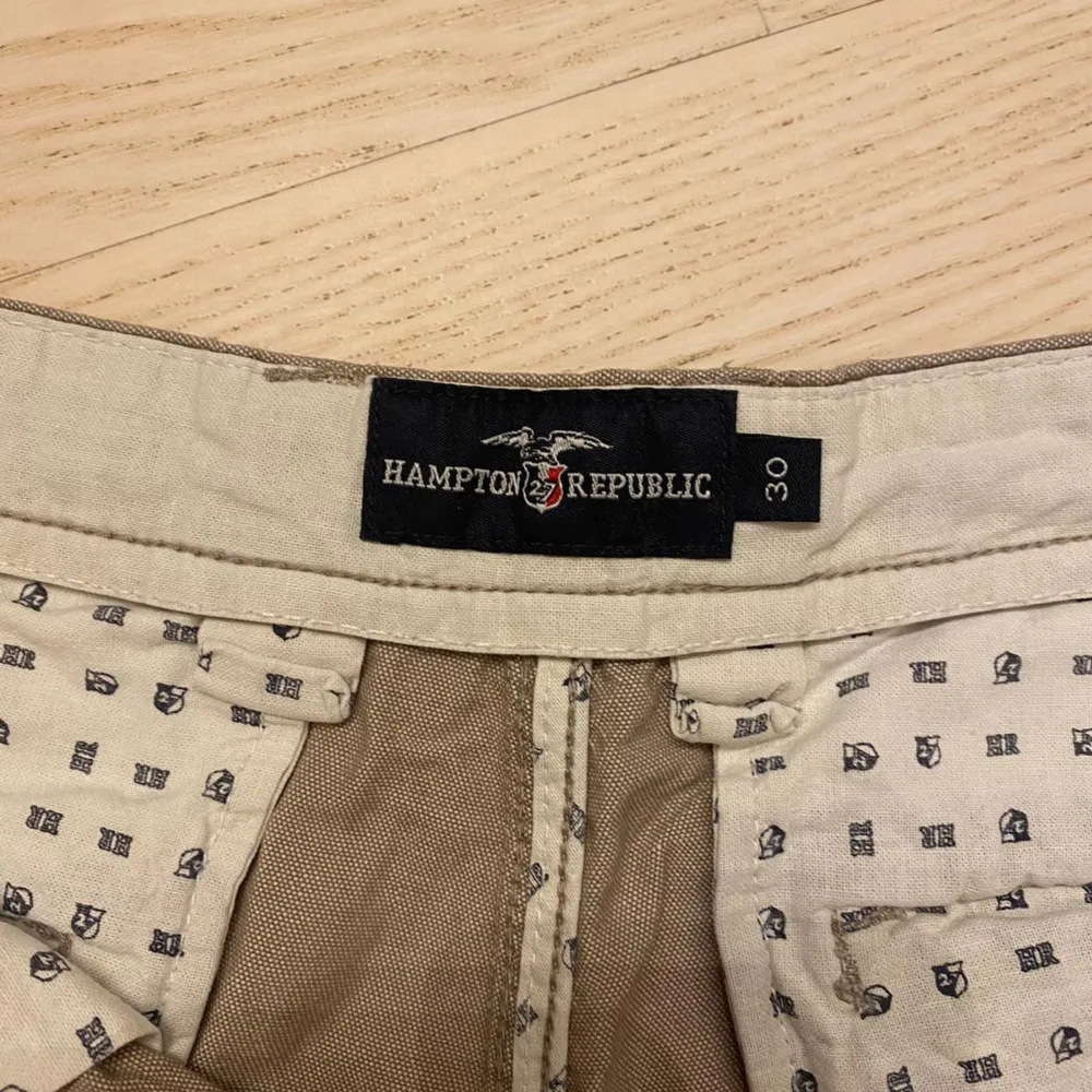 Ett par beiga cargo shorts från Kappahl Hampton Republic, använda. Herr storlek 30. Kontakta gärna mig om du har frågor🩵. Shorts.